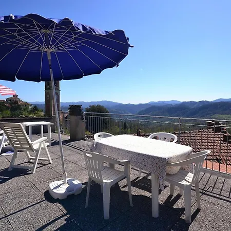Holiday home Inviting Holiday Home With Terrace Garden Furniture Bbq Rio (La Spezia)