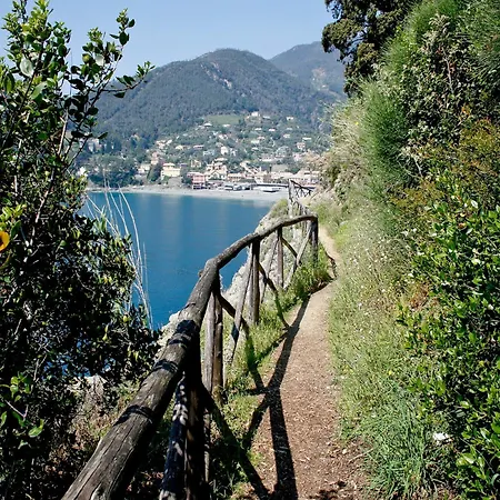 Holiday home Inviting Holiday Home With Terrace Garden Furniture Bbq Rio (La Spezia)